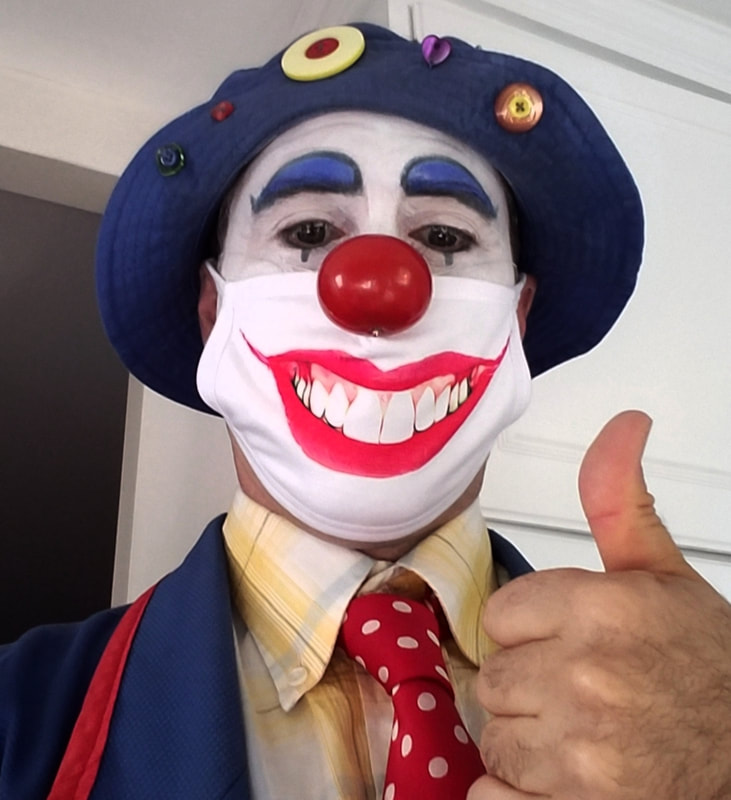 Le clown Bizou avec son fameux masque sanitaire